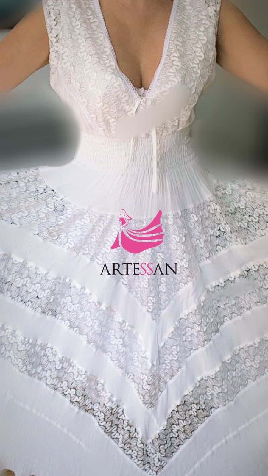 Vestido longo branco artesanal com renda e saia fluida